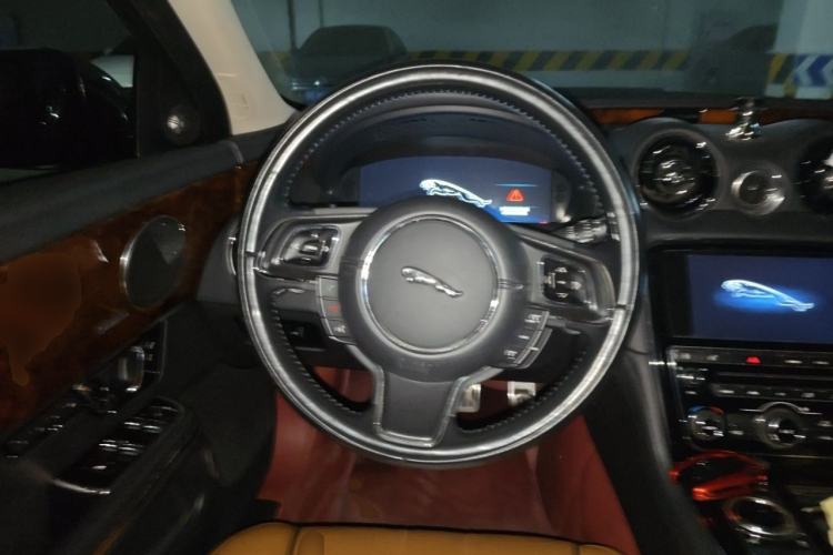 Used Jaguar XJ 2014 XJL 3.0 SC Two-Wheel-Drive Panoramic Business Edition Steering Wheel