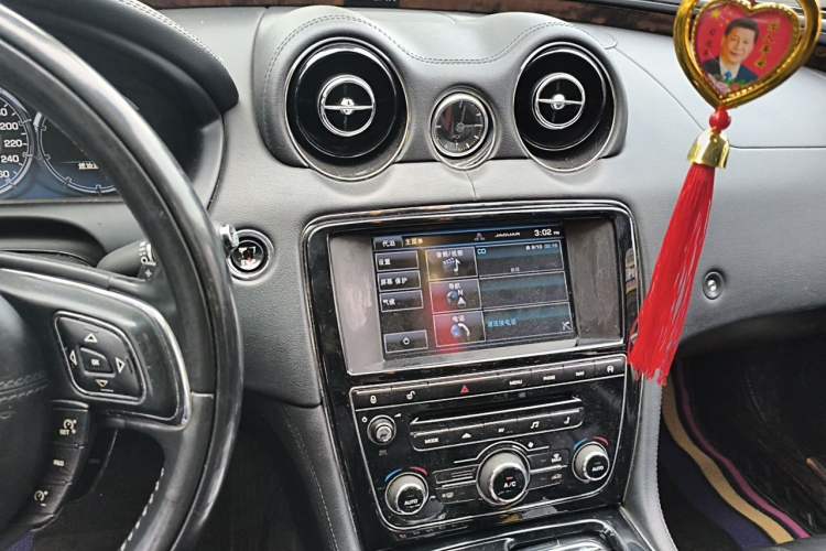 Used Jaguar XJ 2014 XJL 3.0 SC Two-Wheel-Drive Panoramic Business Edition Audio And AC Panel