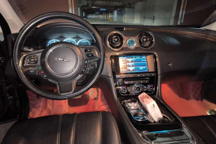 Used Jaguar XJ 2014 XJL 2.0T Two-Wheel-Drive Elegant Business Edition Center Console