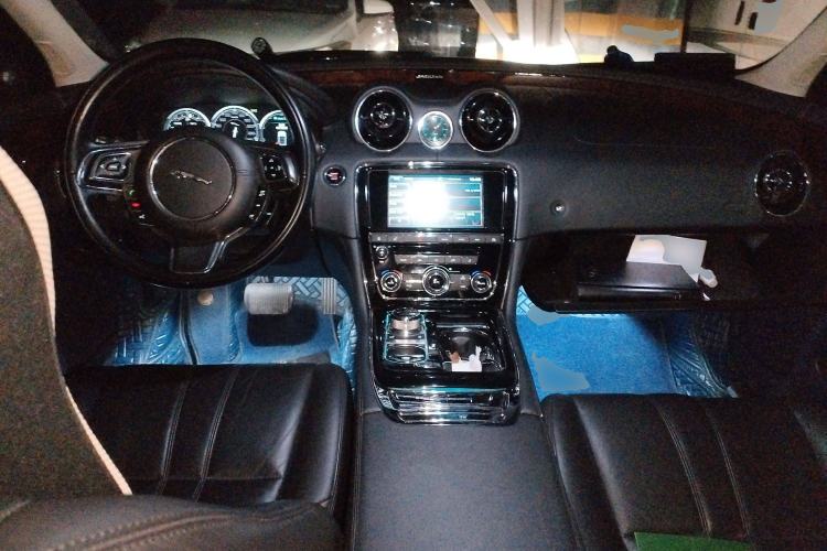 Used Jaguar XJ 2014 XJL 3.0 SC Four-Wheel Drive Panoramic Business Edition Center Console