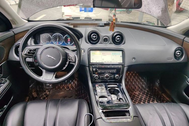 Used Jaguar XJ 2014 XJL 2.0T Two-Wheel-Drive Elegant Business Edition Center Console