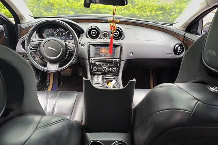 Used Jaguar XJ 2014 XJL 3.0 SC Two-Wheel-Drive Panoramic Business Edition Center Console