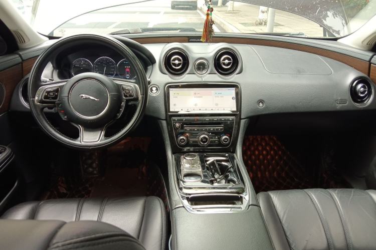 Used Jaguar XJ 2014 XJL 2.0T Two-Wheel-Drive Elegant Business Edition Center Console