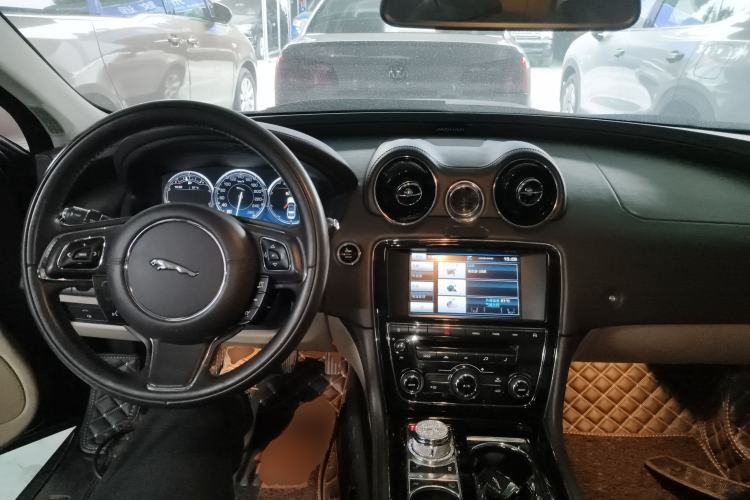 Used Jaguar XJ 2014 XJL 2.0T Two-Wheel-Drive Elegant Business Edition Interior 2