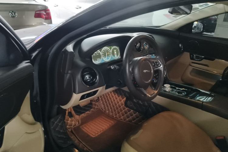 Used Jaguar XJ 2014 XJL 2.0T Two-Wheel-Drive Elegant Business Edition Interior 3