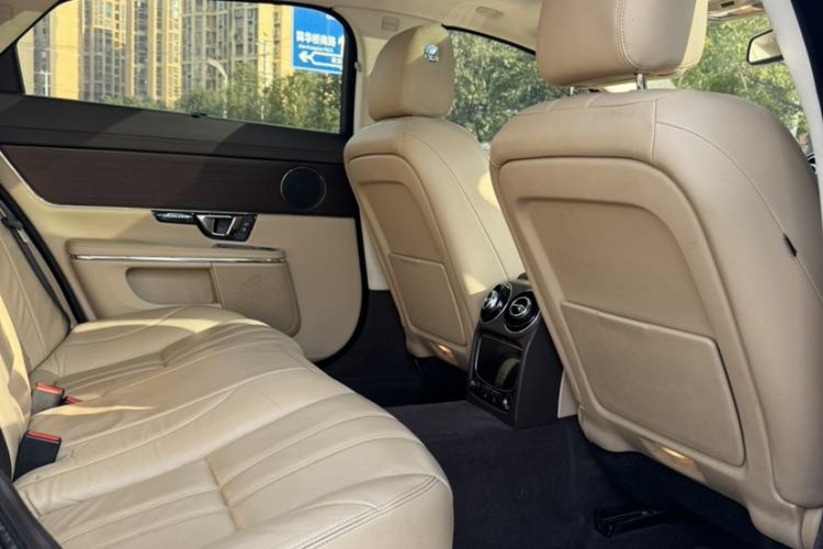 Used Jaguar XJ 2014 XJL 2.0T Two-Wheel-Drive Elegant Business Edition Interior 3