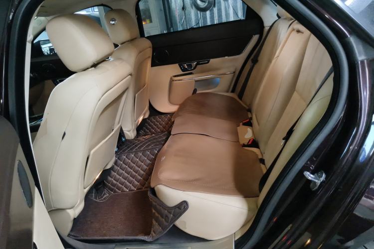 Used Jaguar XJ 2014 XJL 2.0T Two-Wheel-Drive Elegant Business Edition Interior 4