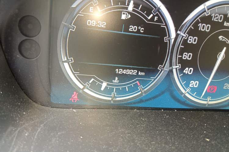Used Jaguar XJ 2014 XJL 2.0T Two-Wheel-Drive Elegant Business Edition Odometer Close Up