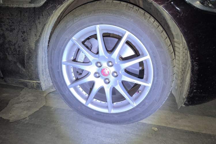 Used Jaguar XJ 2014 XJL 2.0T Two-Wheel-Drive Elegant Business Edition Right Front Wheel Hub