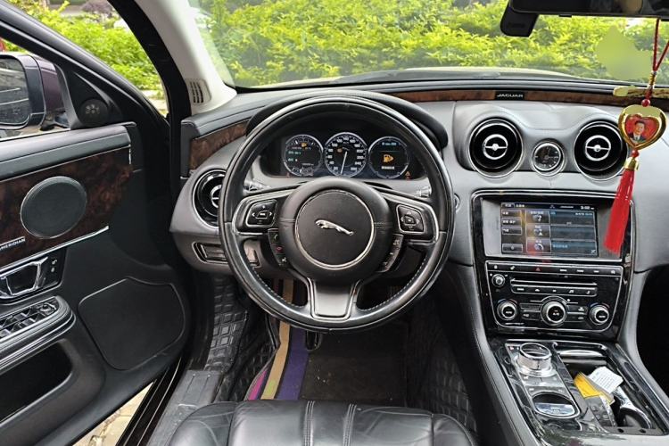 Used Jaguar XJ 2014 XJL 3.0 SC Two-Wheel-Drive Panoramic Business Edition Steering Wheel