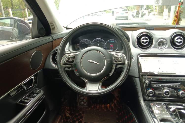 Used Jaguar XJ 2014 XJL 2.0T Two-Wheel-Drive Elegant Business Edition Steering Wheel