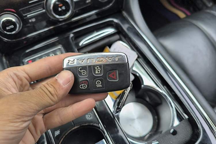 Used Jaguar XJ 2014 XJL 3.0 SC Two-Wheel-Drive Panoramic Business Edition Vehicle Key