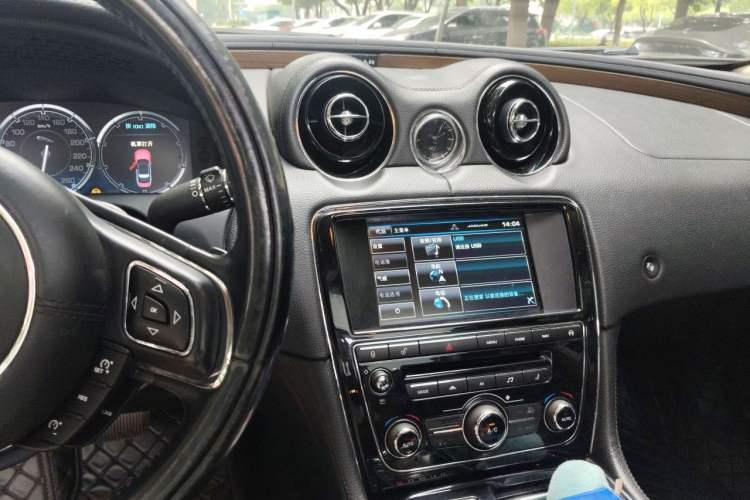 Used Jaguar XJ 2014 XJL 2.0T Two-Wheel-Drive Elegant Business Edition Audio And AC Panel