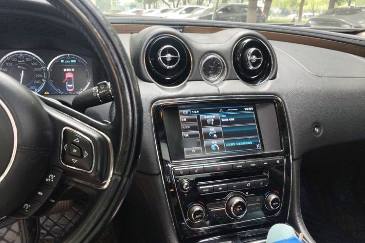 Used Jaguar XJ 2014 XJL 2.0T Two-Wheel-Drive Elegant Business Edition Audio And AC Panel