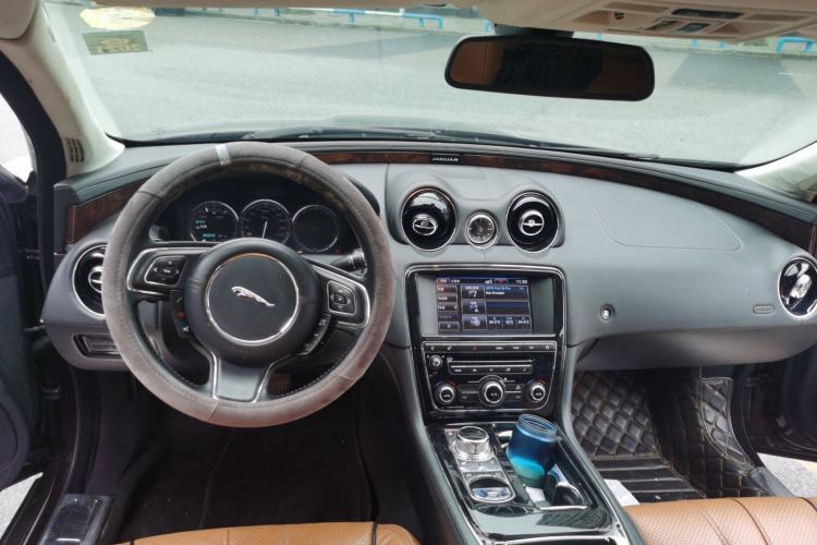 Used Jaguar XJ 2014 XJL 3.0 SC Two-Wheel-Drive Panoramic Business Edition Center Console