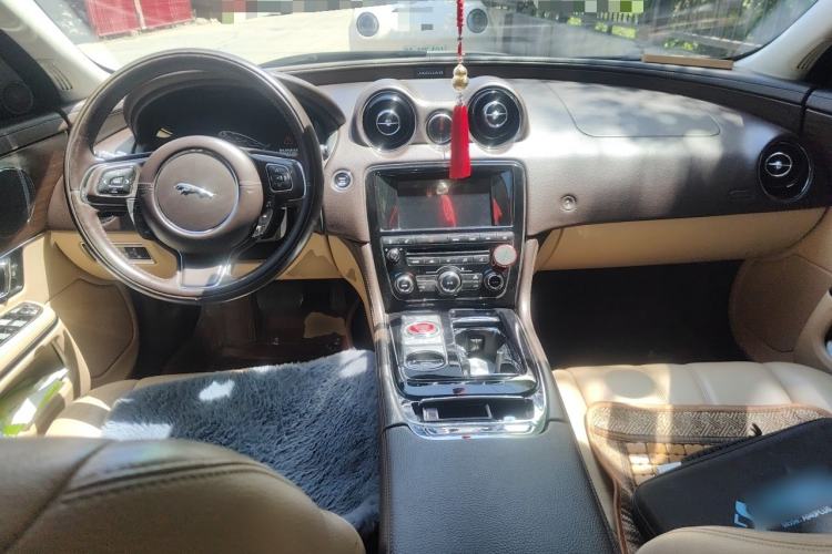 Used Jaguar XJ 2014 XJL 2.0T Two-Wheel-Drive Elegant Business Edition Center Console