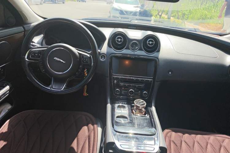 Used Jaguar XJ 2014 XJL 2.0T Two-Wheel-Drive Elegant Business Edition Center Console