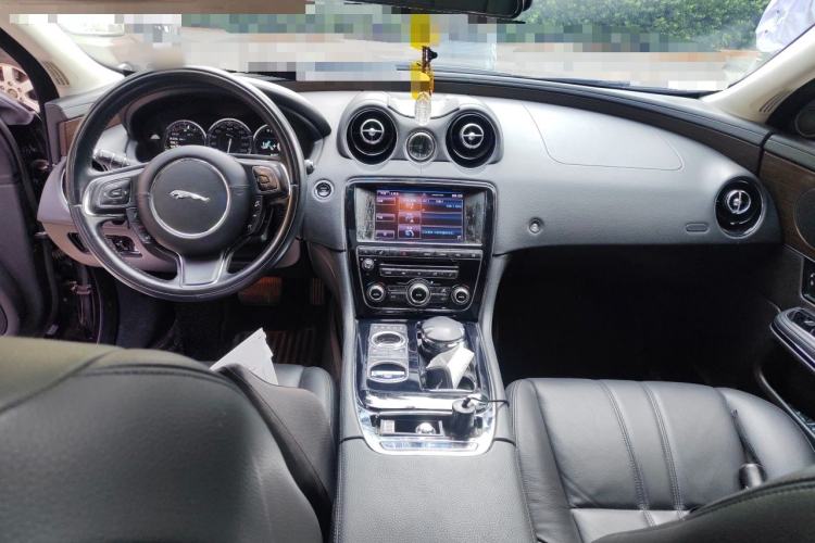 Used Jaguar XJ 2014 XJL 2.0T Two-Wheel-Drive Elegant Business Edition Center Console