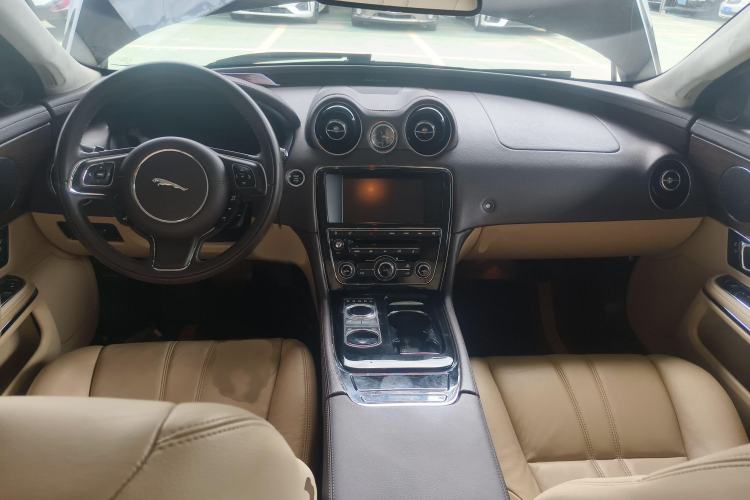 Used Jaguar XJ 2014 XJL 2.0T Two-Wheel-Drive Elegant Business Edition Center Console
