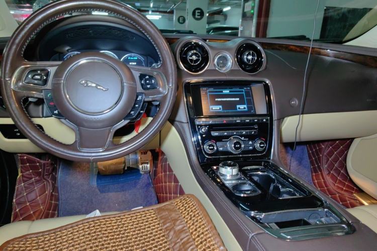 Used Jaguar XJ 2014 XJL 3.0 SC Two-Wheel-Drive Panoramic Business Edition Center Console
