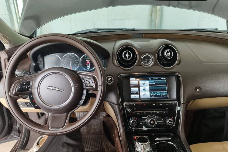 Used Jaguar XJ 2014 XJL 2.0T Two-Wheel-Drive Elegant Business Edition Center Console