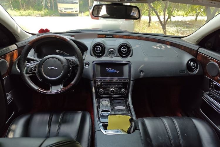 Used Jaguar XJ 2014 XJL 3.0 SC Two-Wheel-Drive Panoramic Business Edition Center Console