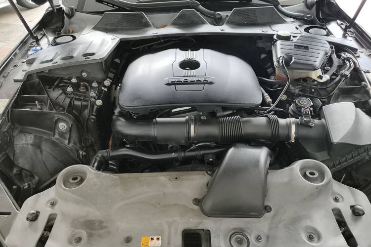 Used Jaguar XJ 2014 XJL 2.0T Two-Wheel-Drive Elegant Business Edition Engine Bay