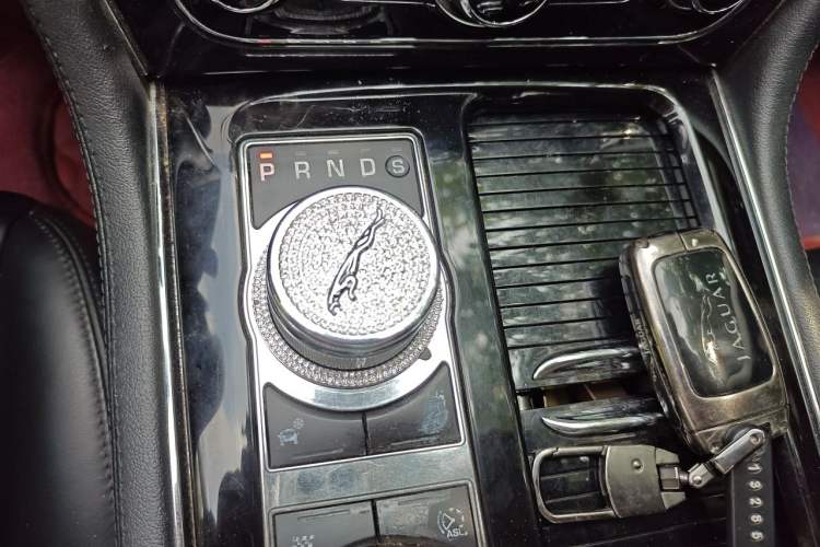 Used Jaguar XJ 2014 XJL 3.0 SC Two-Wheel-Drive Panoramic Business Edition Gear Lever