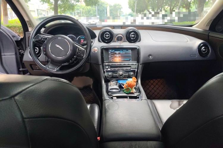 Used Jaguar XJ 2014 XJL 2.0T Two-Wheel-Drive Elegant Business Edition Interior 2