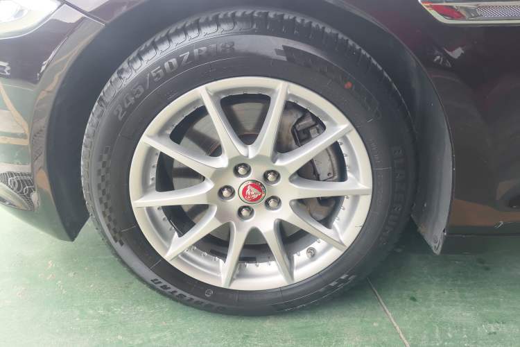 Used Jaguar XJ 2014 XJL 2.0T Two-Wheel-Drive Elegant Business Edition Left Front Wheel Hub