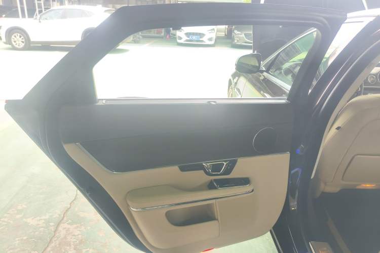 Used Jaguar XJ 2014 XJL 2.0T Two-Wheel-Drive Elegant Business Edition Left Rear Door Interior