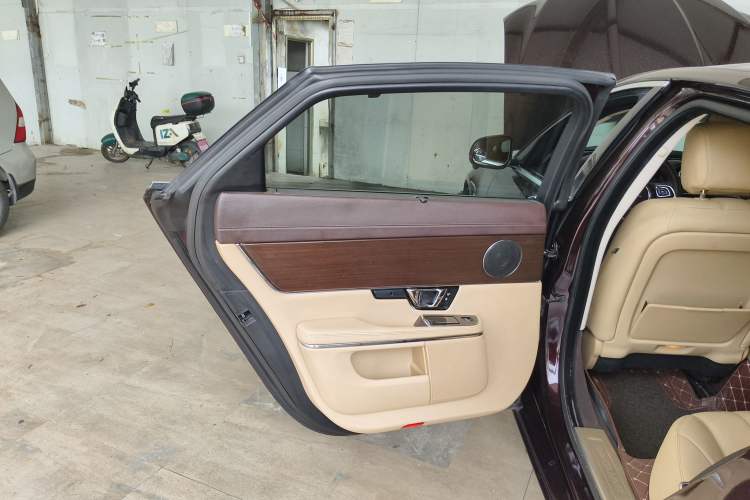 Used Jaguar XJ 2014 XJL 2.0T Two-Wheel-Drive Elegant Business Edition Left Rear Door Interior