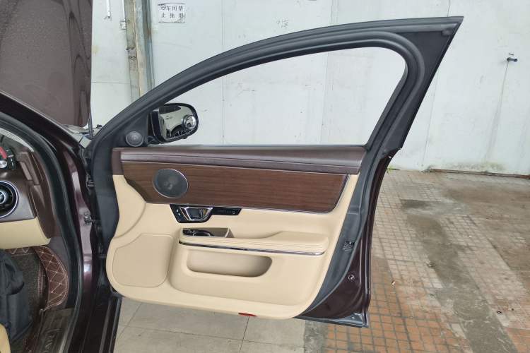 Used Jaguar XJ 2014 XJL 2.0T Two-Wheel-Drive Elegant Business Edition Right Front Door Interior