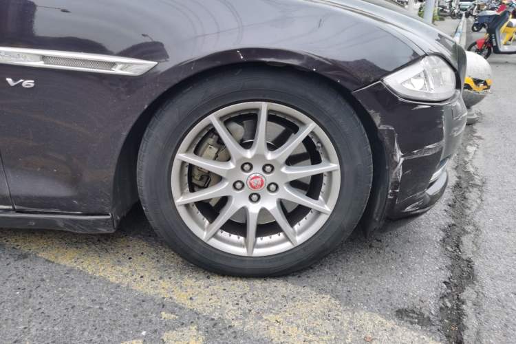 Used Jaguar XJ 2014 XJL 3.0 SC Two-Wheel-Drive Panoramic Business Edition Right Front Wheel Hub