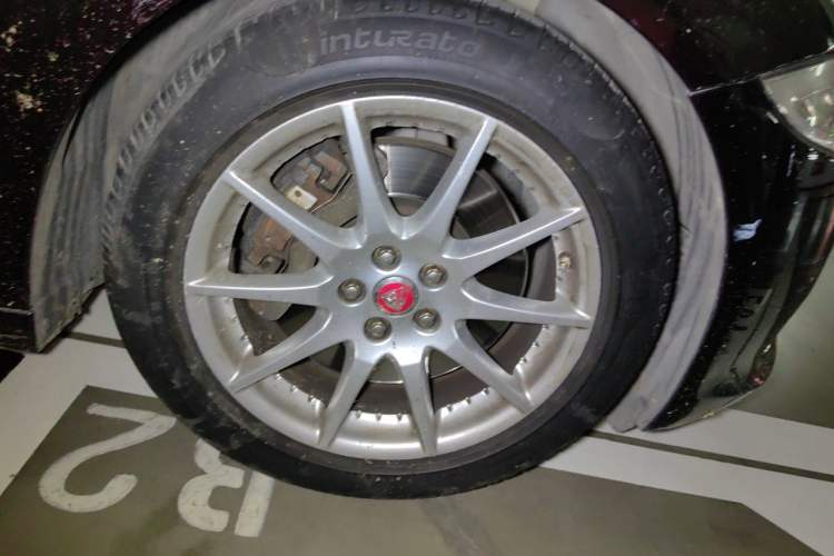 Used Jaguar XJ 2014 XJL 3.0 SC Two-Wheel-Drive Panoramic Business Edition Right Front Wheel Hub