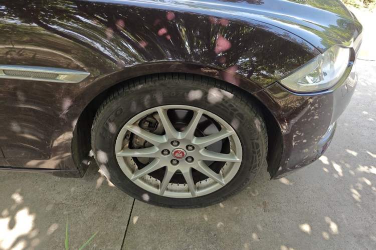 Used Jaguar XJ 2014 XJL 3.0 SC Two-Wheel-Drive Panoramic Business Edition Right Front Wheel Hub