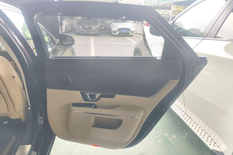 Used Jaguar XJ 2014 XJL 2.0T Two-Wheel-Drive Elegant Business Edition Right Rear Door Interior