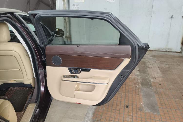 Used Jaguar XJ 2014 XJL 2.0T Two-Wheel-Drive Elegant Business Edition Right Rear Door Interior