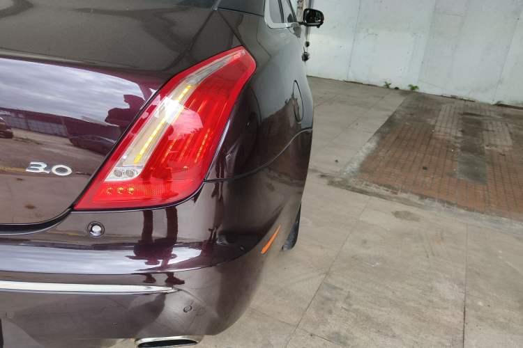 Used Jaguar XJ 2014 XJL 2.0T Two-Wheel-Drive Elegant Business Edition Right Rear Taillight
