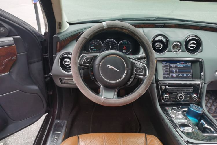 Used Jaguar XJ 2014 XJL 3.0 SC Two-Wheel-Drive Panoramic Business Edition Steering Wheel