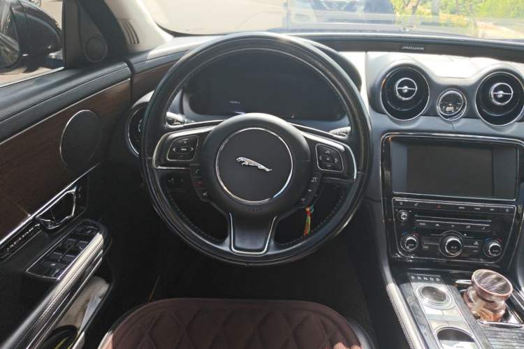 Used Jaguar XJ 2014 XJL 2.0T Two-Wheel-Drive Elegant Business Edition Steering Wheel