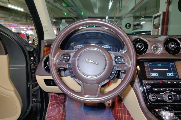 Used Jaguar XJ 2014 XJL 3.0 SC Two-Wheel-Drive Panoramic Business Edition Steering Wheel