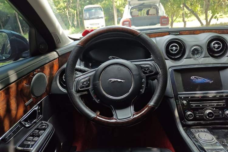 Used Jaguar XJ 2014 XJL 3.0 SC Two-Wheel-Drive Panoramic Business Edition Steering Wheel