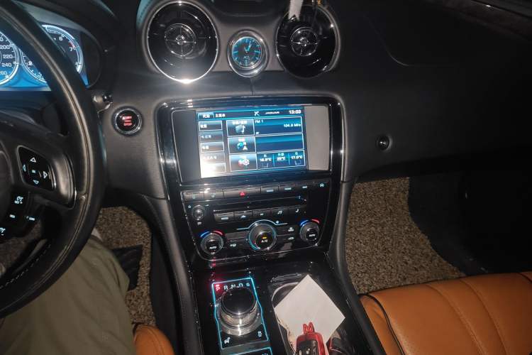 Used Jaguar XJ 2014 XJL 3.0 SC Two-Wheel-Drive Panoramic Business Edition Audio And AC Panel