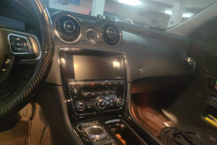 Used Jaguar XJ 2014 XJL 3.0 SC Two-Wheel-Drive Panoramic Business Edition Audio And AC Panel