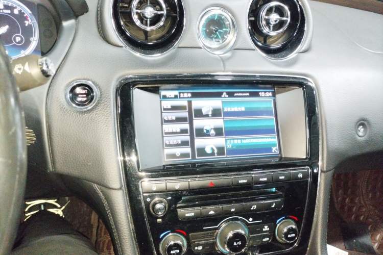 Used Jaguar XJ 2014 XJL 2.0T Two-Wheel-Drive Elegant Business Edition Audio And AC Panel