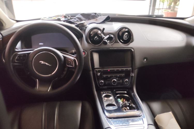 Used Jaguar XJ 2014 XJL 2.0T Two-Wheel-Drive Elegant Business Edition Center Console