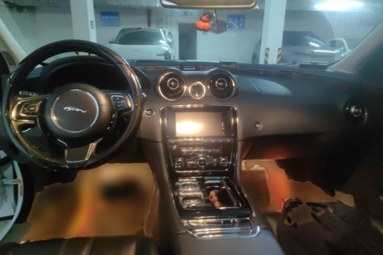 Used Jaguar XJ 2014 XJL 3.0 SC Two-Wheel-Drive Panoramic Business Edition Center Console