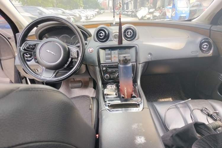 Used Jaguar XJ 2014 XJL 2.0T Two-Wheel-Drive Elegant Business Edition Center Console