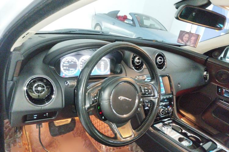 Used Jaguar XJ 2014 XJL 2.0T Two-Wheel-Drive Elegant Business Edition Center Console